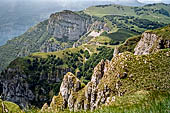 Monte Baldo (Trentino) -  a picco sulla Val d'Adige, in lontananza il Corno della Paura. 